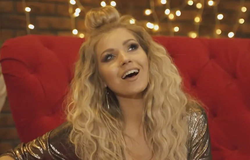 Główna wokalistka zespołu Clödie - kadr z teledysku Świąteczny czas