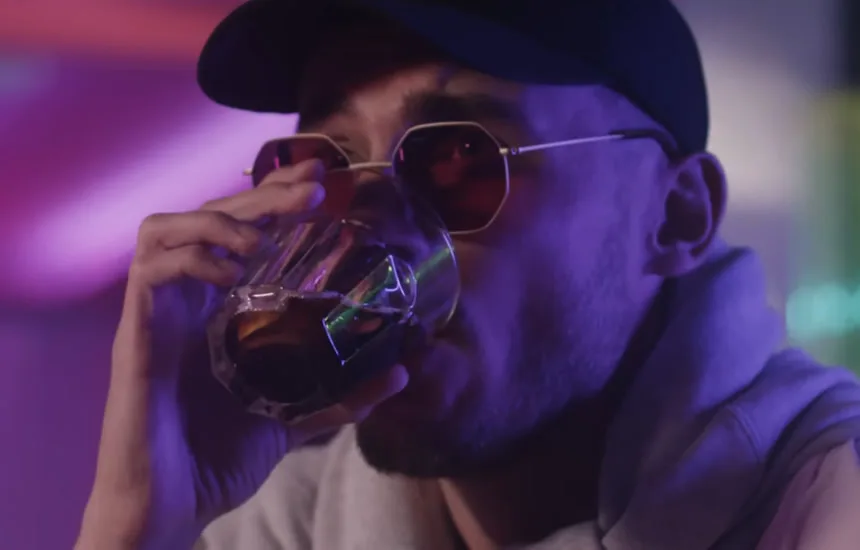 Kadr z teledysku Magenta w którym widać jak Pezet pije alkohol w barze