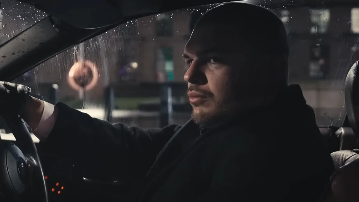 20200123_tau_rap Tau jedzie samochodem w teledysku Secret Service