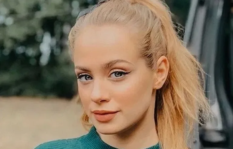 Wiktoria Gąsiewska w taksówce