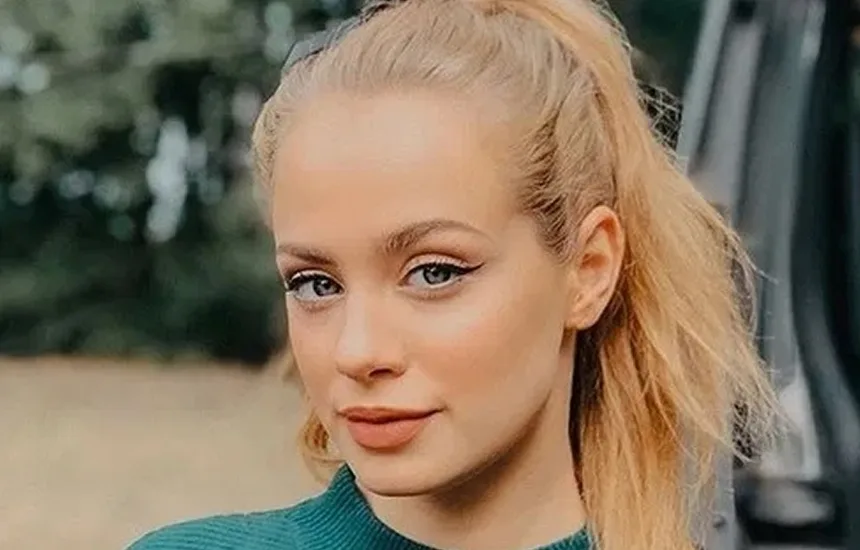 Wiktoria Gąsiewska w taksówce