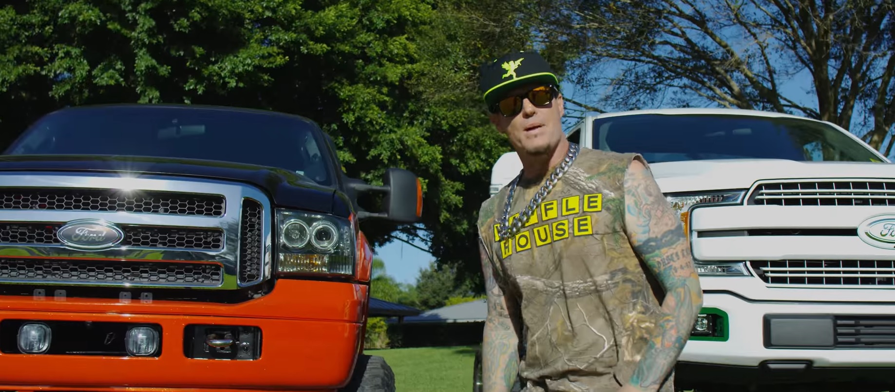 Fot. kadr z teledysku Vanilla Ice - Ride The Horse Featuring Forgiato Blow & Cowboy Troy