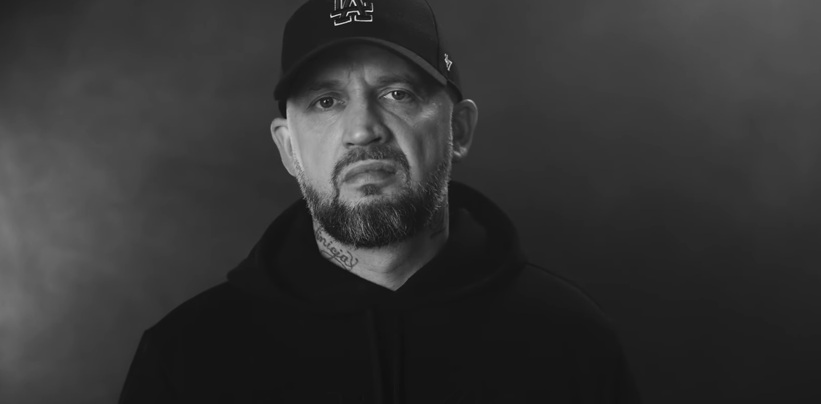 20200717_peja Fot. kadr z teledysku Peja/Slums Attack - Czarny Psalm