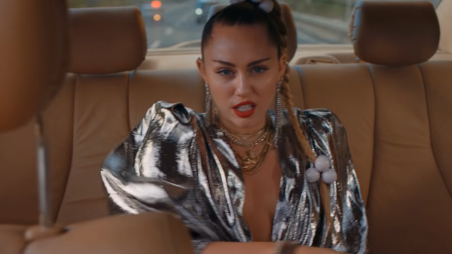 20200813_miley Miley Cyrus / fot. kadr z teledysku Mark Ronson - Nothing Breaks Like a Heart (ft. Miley Cyrus)