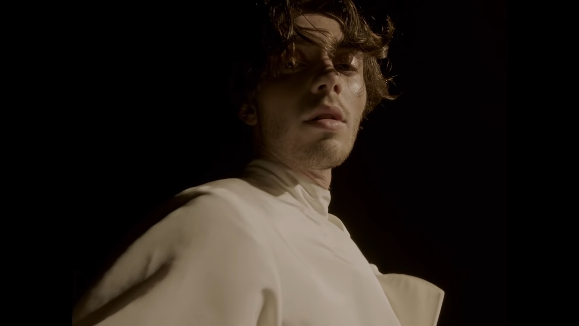 20200825_greyson Fot. kadr z klipu Greyson Chance - Bad To Myself