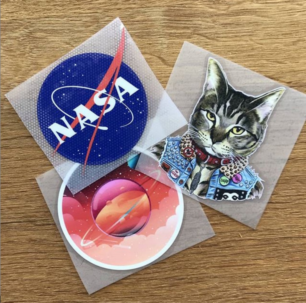 Zafunduj niepowtarzalny wygląd bluzy dzięki naprasowance na zamówienie w FatCube