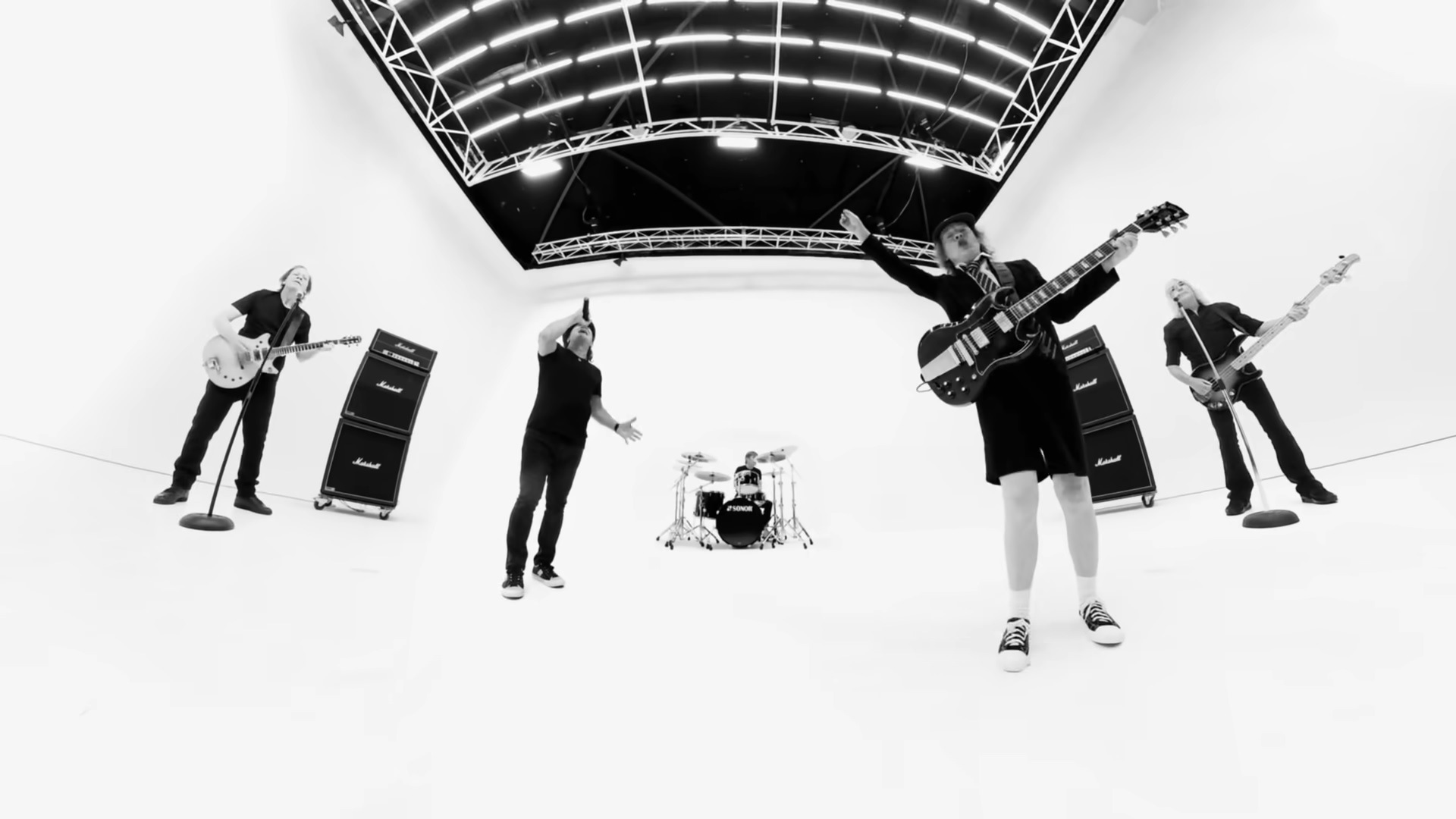 Fot. kadr z teledysku AC/DC - Realize