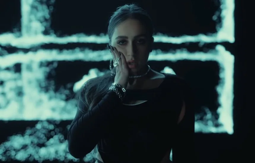 Tate McRae rubberband