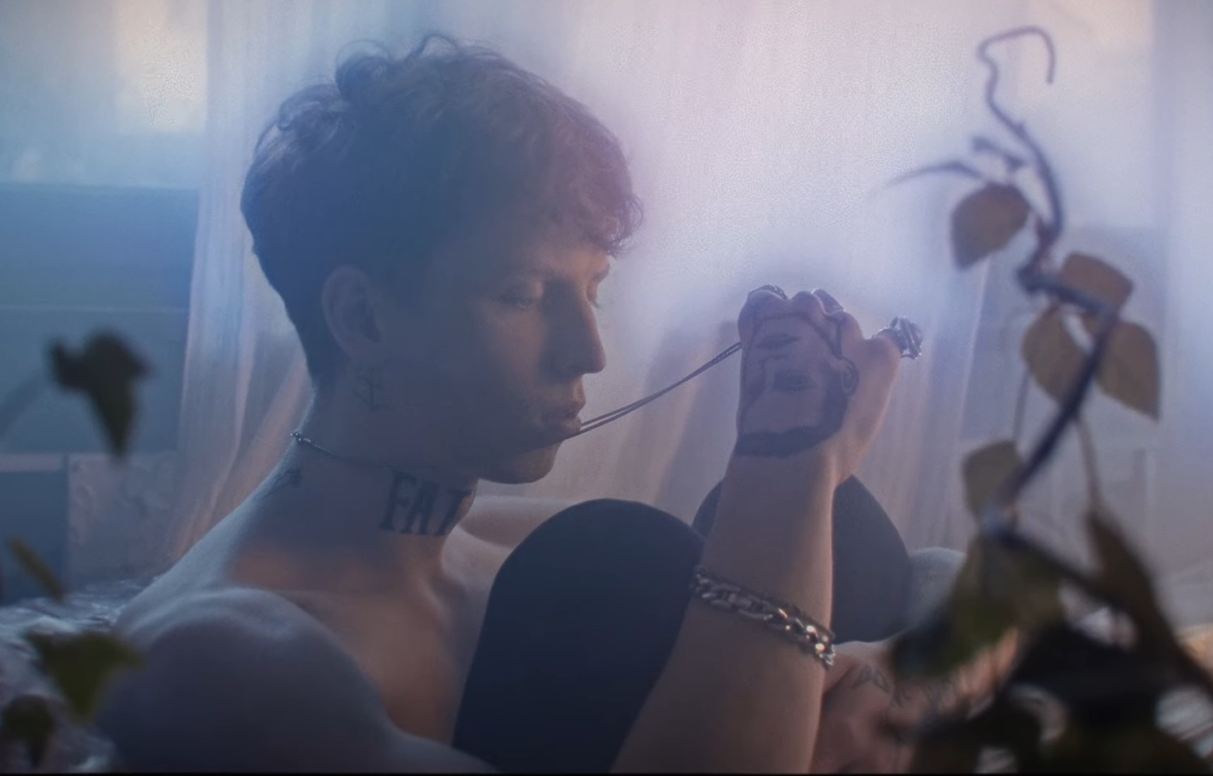 Fot. kadr z teledysku "Naszyjnik"