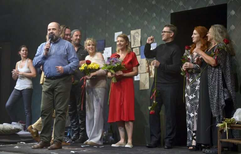 Dziewczyna z pociągu premiera