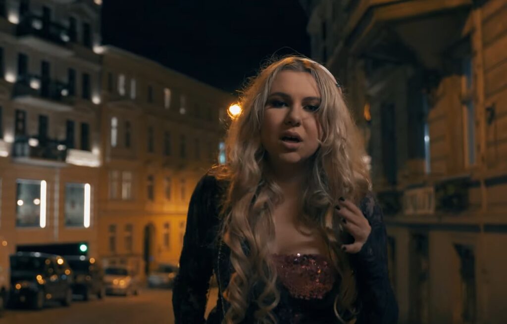 Lara Hidane debiutuje