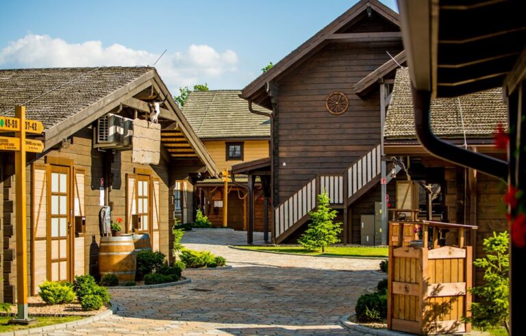 Western Camp noclegi