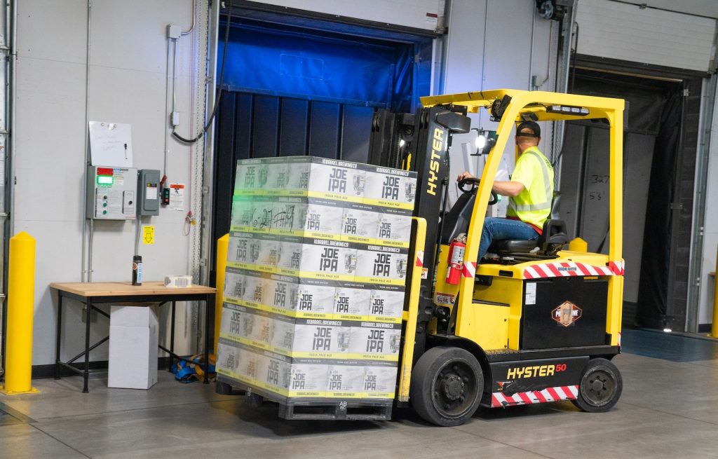 magazynier podczas pracy