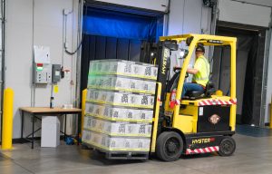 magazynier podczas pracy