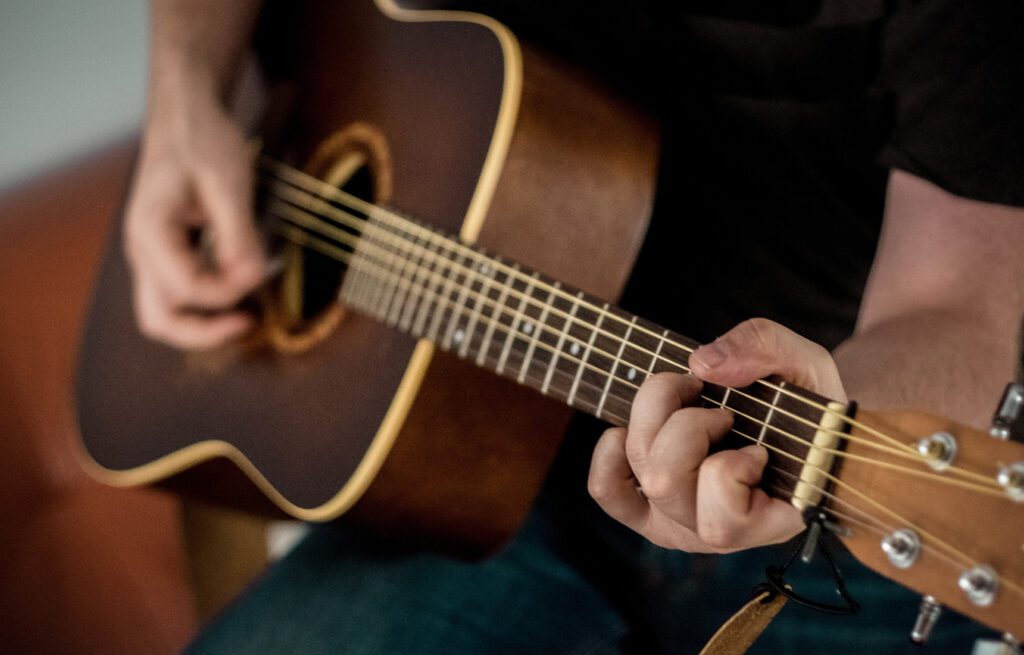 Zalety gry na gitarze akustycznej
