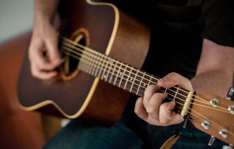 Zalety gry na gitarze akustycznej