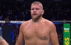 Marcin Tybura przegrał Aspinall