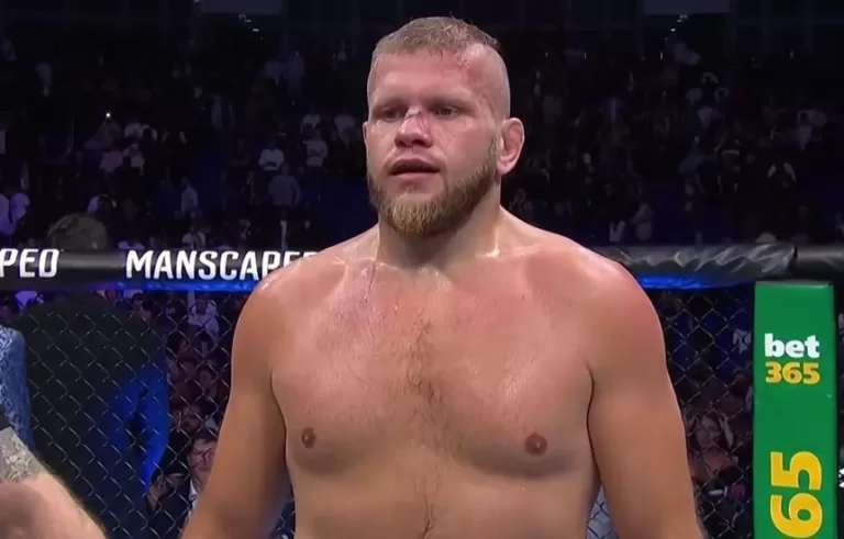 Marcin Tybura przegrał Aspinall