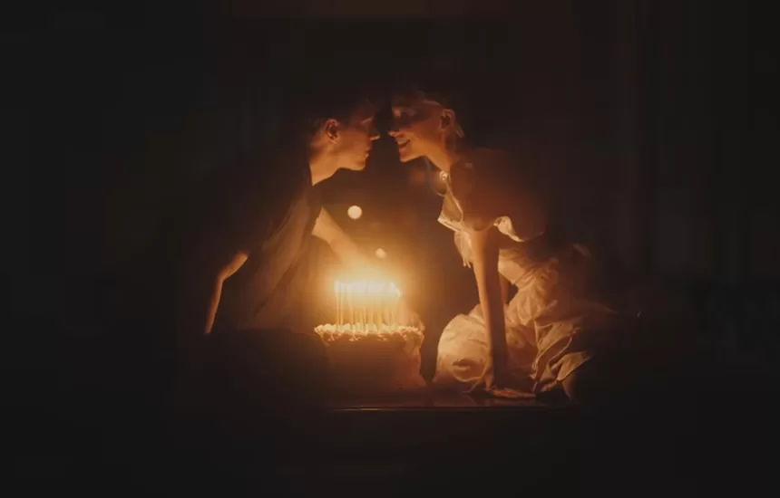 Ariana Grande Evan Peters