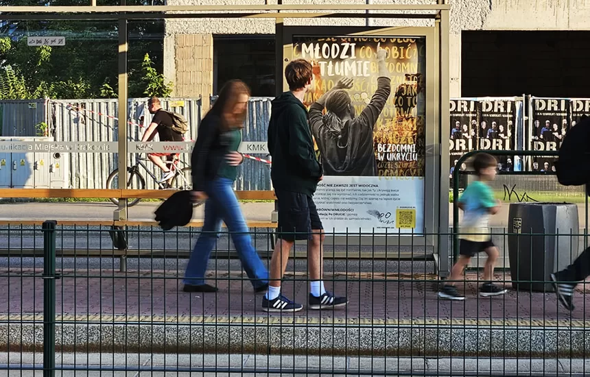 Młodzi w tłumie bezdomni w ukryciu