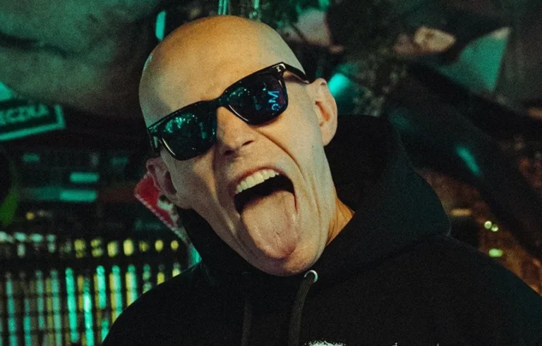 Słoń Gry i przemoc