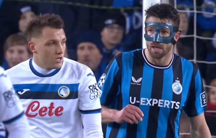 Piłkarze Atalanty i Club Brugge w trakcie meczu Ligi Mistrzów, moment kontrowersyjnego rzutu karnego.