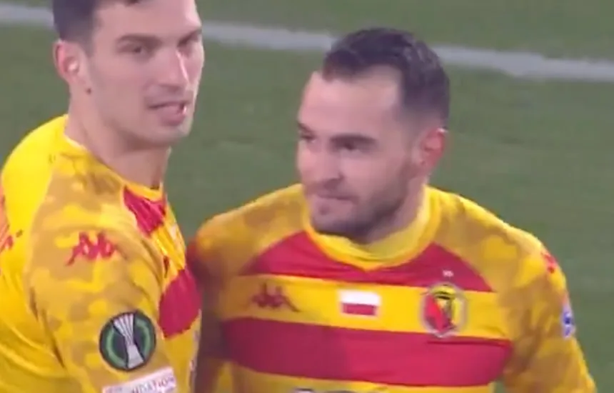 Dwóch piłkarzy Jagiellonii Białystok w akcji podczas meczu przeciwko FK Bačka Topola w fazie play-off Ligi Konferencji Europy.