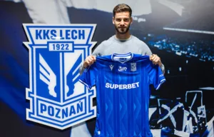 Mario González prezentuje koszulkę Lecha Poznań z numerem 77 po oficjalnym ogłoszeniu transferu. Hiszpański napastnik został wypożyczony z Los Angeles FC do końca sezonu 2024/2025.