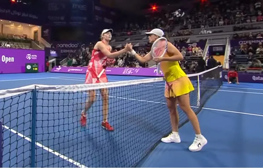 Iga Świątek i Jelena Rybakina uściskują sobie dłonie po zakończonym meczu ćwierćfinałowym turnieju WTA 1000 w Dosze. Świątek triumfuje po zaciętej walce, awansując do półfinału.