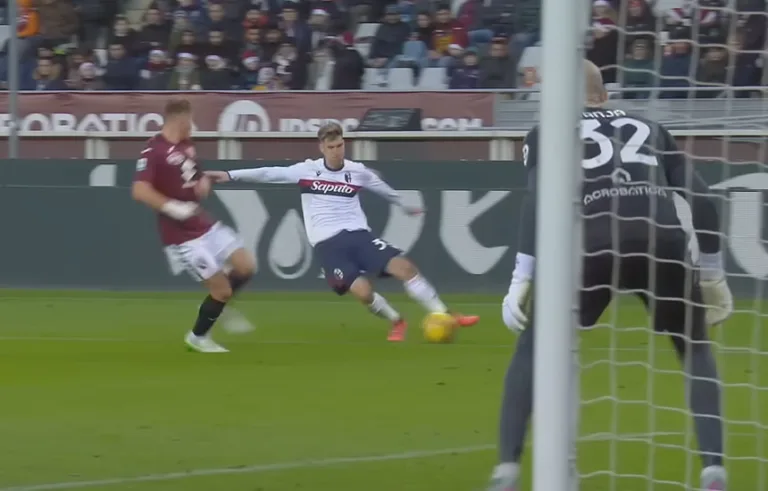 Bologna Torino mecz – zawodnicy obu drużyn w akcji podczas spotkania Serie A. Dynamiczna rywalizacja na boisku, piłkarze walczą o piłkę w emocjonującym starciu.