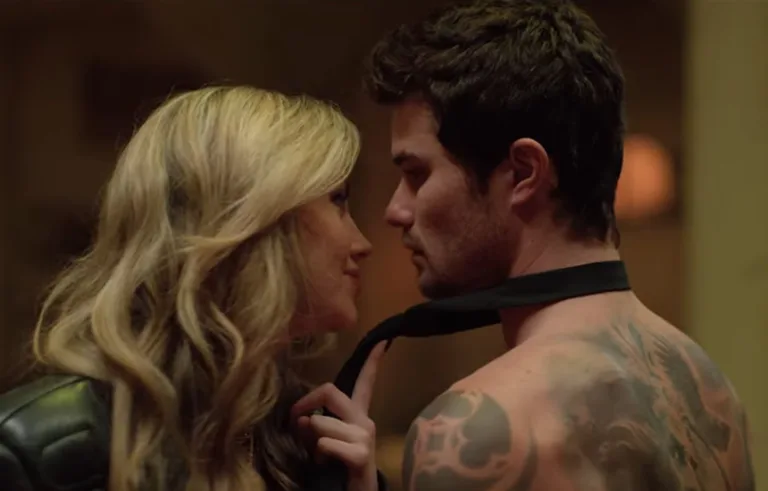 Kadr z filmu Naznaczeni – kobieta i mężczyzna w emocjonalnej scenie. Romantyczna historia miłosna, już w kinach.