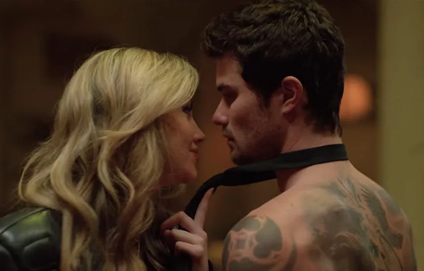 Kadr z filmu Naznaczeni – kobieta i mężczyzna w emocjonalnej scenie. Romantyczna historia miłosna, już w kinach.