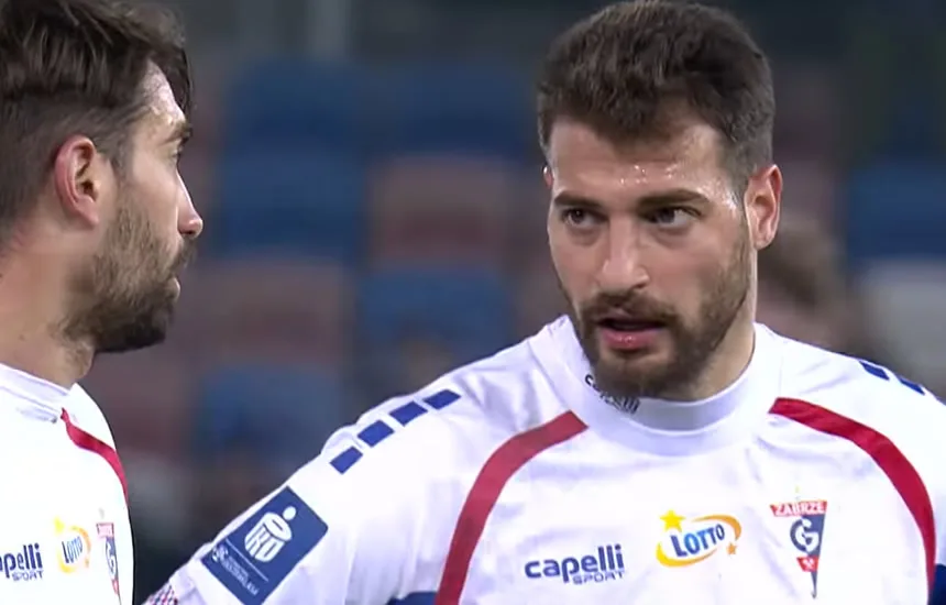 Dwóch piłkarzy Górnika Zabrze w akcji podczas meczu przeciwko Radomiakowi Radom. Dynamiczne ujęcie z boiska, przedstawiające intensywną rywalizację w Ekstraklasie.