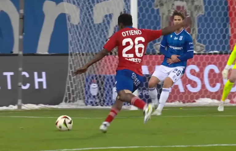 Piłkarze Lecha Poznań i Rakowa Częstochowa w akcji podczas meczu Ekstraklasy – dynamiczna walka o piłkę na boisku.