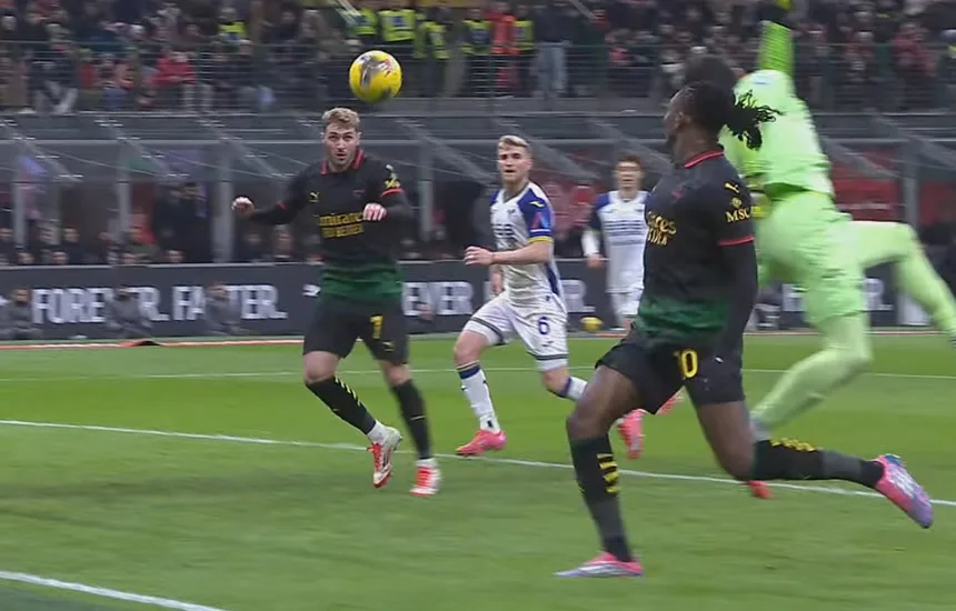 Santiago Giménez strzela gola w meczu AC Milan - Verona w rozgrywkach włoskiej Serie A