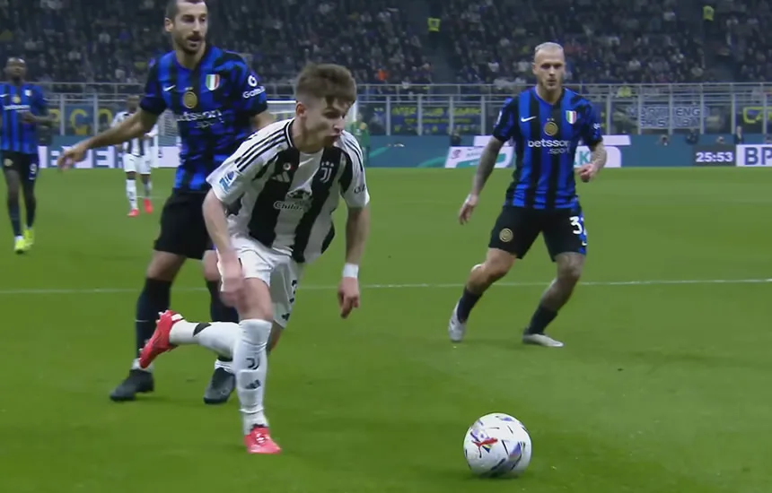Piłkarze Juventusu i Interu Mediolan w pierwszym meczu pomiędzy tymi drużynami w Serie A w sezonie 2024/25