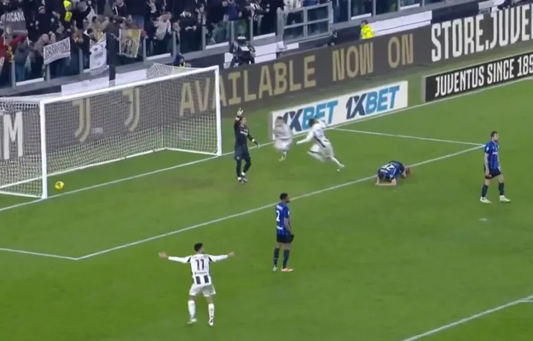 Francisco Conceição strzela gola w meczu Juventus - Inter Mediolan w rozgrywkach Serie A.