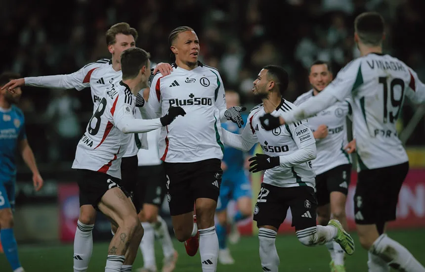 Piłkarze Legii Warszawa cieszący się z wygranej z Puszczą Niepołomice w meczu polskiej Ekstraklasy