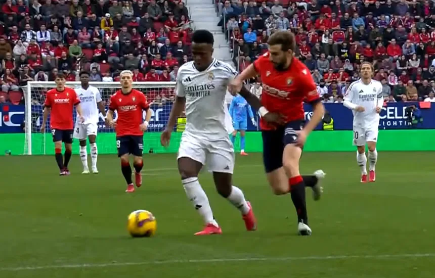 Piłkarze drużyn CA Osasuna i Real Madryt walczący o piłkę w meczu La Ligi