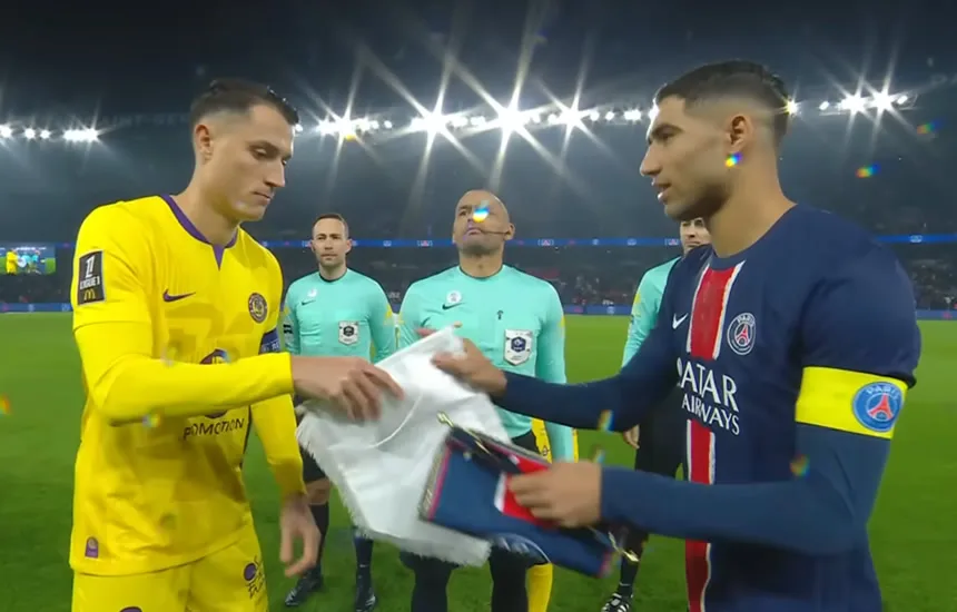 Piłkarze PSG i Toulouse wymieniają się proporcami przed mecze Ligue 1