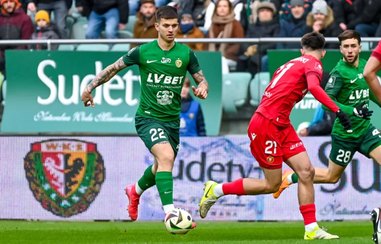 Piłkarze Śląska Wrocław i Widzewa Łódź w walce o piłkę w meczu Ekstraklasy