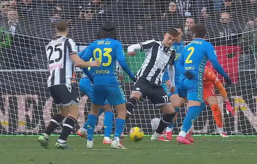 Screen z meczu Udinese Calcio - Empoli FC, przedstawiający zawodników obu drużyn w akcji na boisku. Piłkarze Udinese i Empoli rywalizują o piłkę podczas spotkania 25. kolejki Serie A.