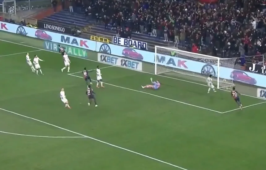 Andrea Pinamonti strzela gola na 1:0 w meczu CFC Genoa - Venezia FC w Serie A