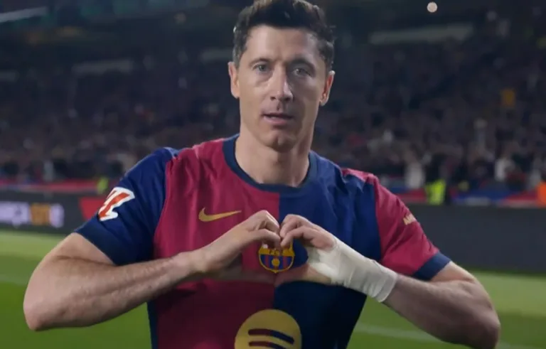 Robert Lewandowski cieszy się ze strzelonego gola w meczu FC Barcelona - Rayo Vallecano