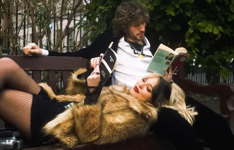 Kadr z teledysku Love and Money autorstwa Luvcat