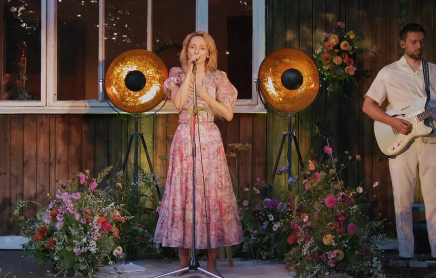 Scena z teledysku Schron w którym śpiewa Pola Błasik