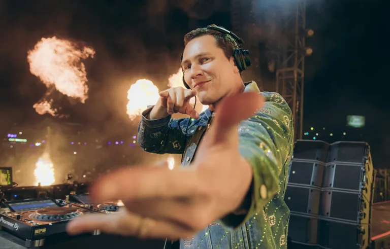 Tiësto wystąpi na scenie podczas Audioriver Festival 2025, otoczony dynamicznymi światłami i energetyczną publicznością.