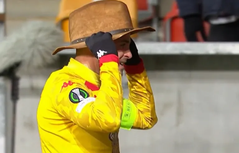 Jesús Imaz przymierza kowbojski kapelusz po strzeleniu gola w meczu Jagiellonia Białystok - Bačka Topola