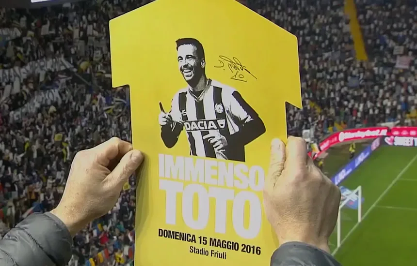 Kibic trzymający kartonik z podobizną Antonio Di Natale - jednego z najlepszych zawodników w historii Udinese Calcio
