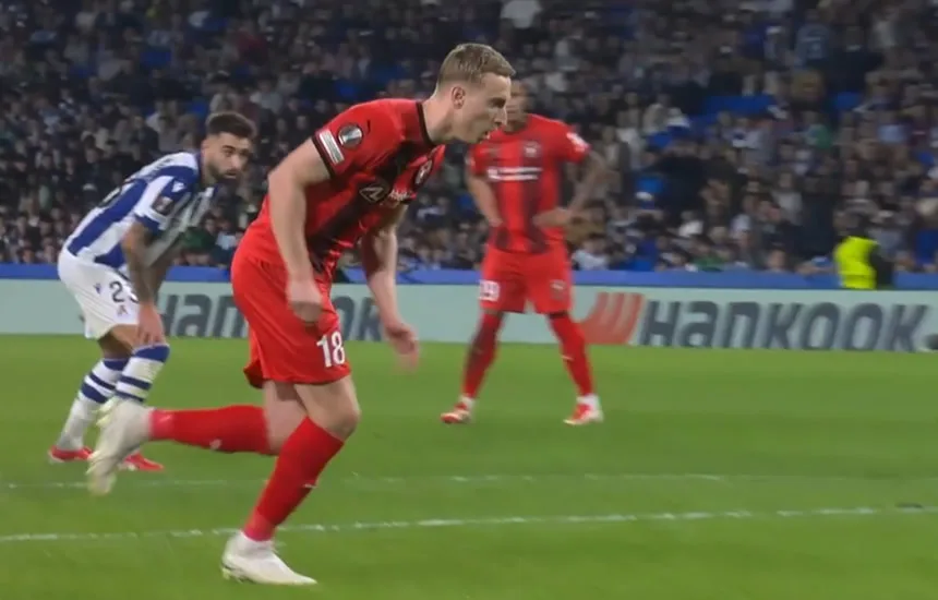 Adam Buksa strzela gola z rzutu karnego w meczu Real Sociedad - FC Midtjylland.